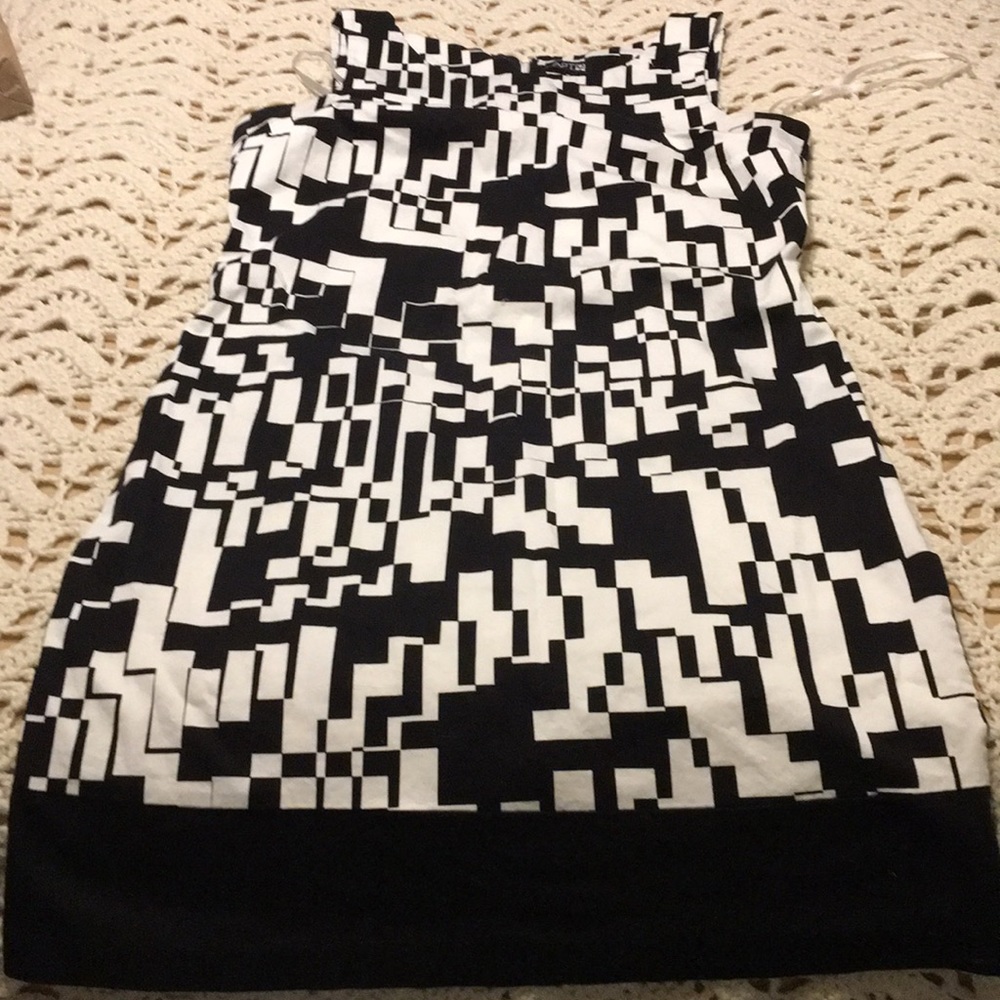 Min sleeveless 👗 abstract white background 10